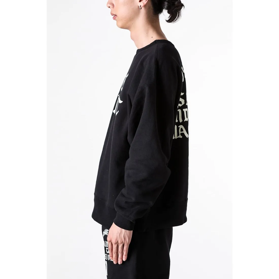 SAINT Mxxxxxx CREW SWT/IT'S SAINT/BLK Flocked SAINT sweatshirt Black S-XL ⚠️Note: This is flocking printing, not glue or crack paste. Don’t buy what you see in the picture. Short and loose fit. Both front and rear necklines are curved. Electrostatic flocking printing technology. Correct accessories. Fruit main mark/little angel anti-counterfeiting label.